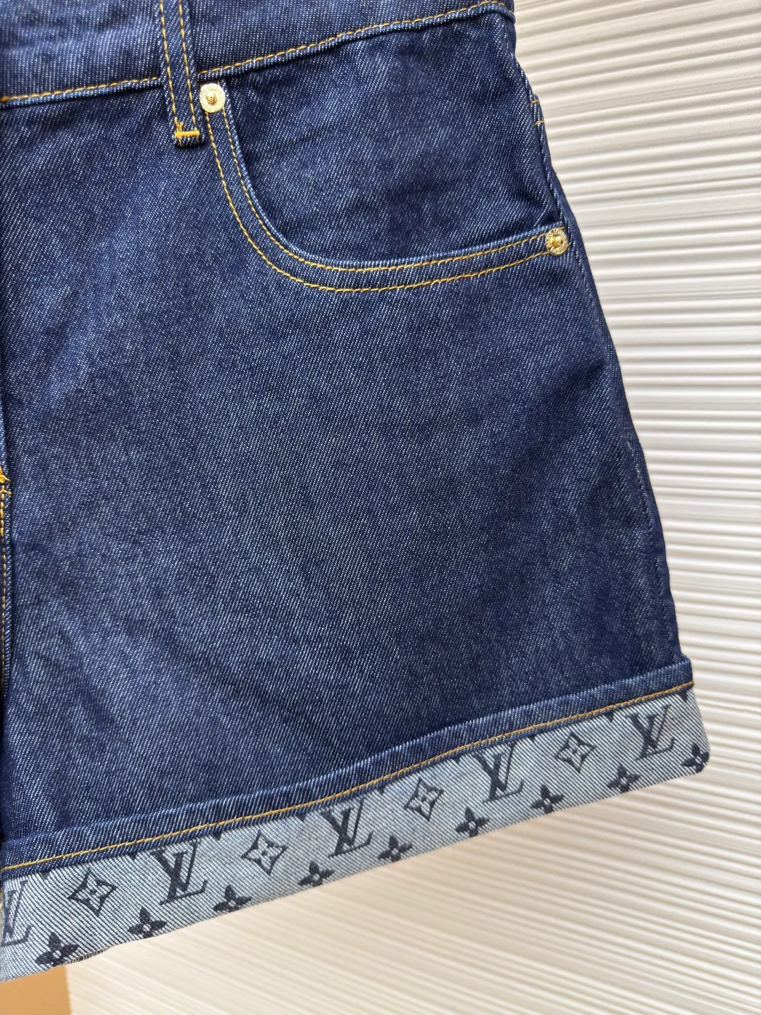 LOUIS VUITTON Dark blue logo cuffed denim shorts [Women's clothing] ●Authentic product: Purchased and developed by 13042 ●Item number: 1680061-A45 ●Material: Denim denim fabric ●Technology: Made on positioning cutting machine ●Version: fitted version ●Weight: about 385 grams ●Size: 34-36-38 ●Description: This mini shorts is cut with seasonal deep-washed denim to create a neat straight fit. Contrasting topstitching outlines the classic structural lines, and the cuffed trousers reveal the Monogram printed lining, upgrading your daily look. The overall wiring is straight and delicate, the fabric is comfortable and soft, and the color is consistent without color difference. It can be matched with the same style to create a fashionable look and control various occasions. Customized accessories, complete with three standards, same style for men and women!